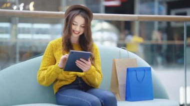 İnternetten alışveriş yapan ve sipariş veren kadınlar.