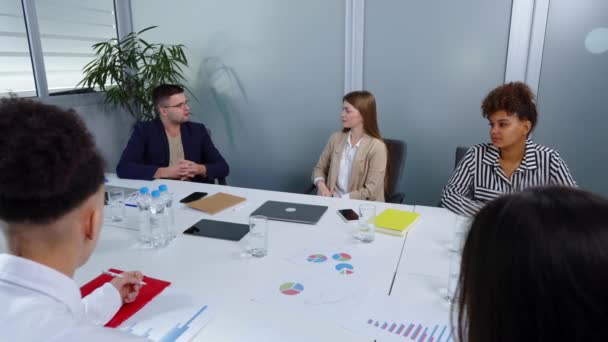 Młodzi przedsiębiorcy spotykający się w biurze — Wideo stockowe