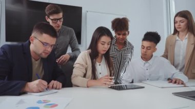 Asyalı iş kadını toplantıda projeyi ekibe sunuyor