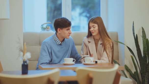 Férfiak és nők romantikus randija a kávézóban — Stock videók