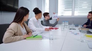 Çok ırklı insanların ofiste iş toplantısı var.