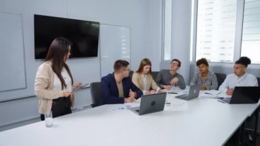 Asyalı yönetici proje için iş ekibine bildiriyor