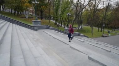 Parkta koşan formda bir adam.