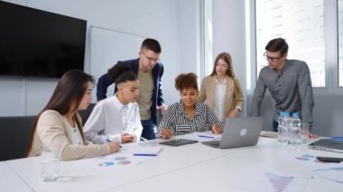 Kadın patron iş takımına tablet istatistiklerini gösteriyor