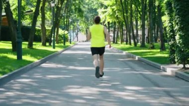 Adam sabah parkta koşuyor.