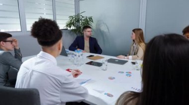 Proje yöneticileri ofiste toplantı yapıyor