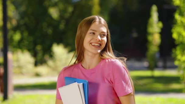 Vrouwelijke student lacht in het park — Stockvideo