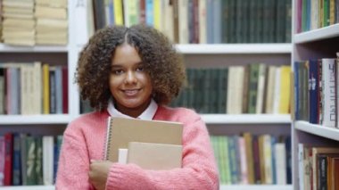 Afro-Amerikan öğrenci kitaplardan memnun.