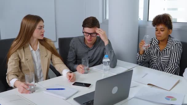Équipe de gens d'affaires ayant une réunion au bureau — Video