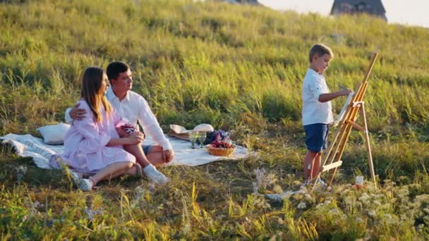 Kreatywna rodzina na pikniku na łące — Wideo stockowe