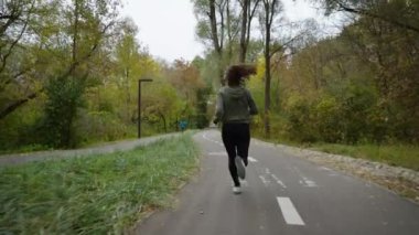 Sabahları parkta koşan zinde bir kadın.