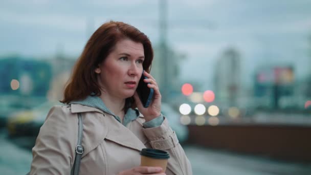 Business woman talking on phone in city — Stock Video