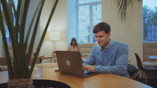 Boldog ember használja laptop kávézóban — Stock videók