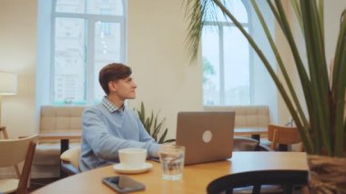 Arkadaşlarla kafede buluşup sarılıyoruz.