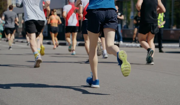 Ноги спортсменів, що біжать марафоном у місті — стокове фото