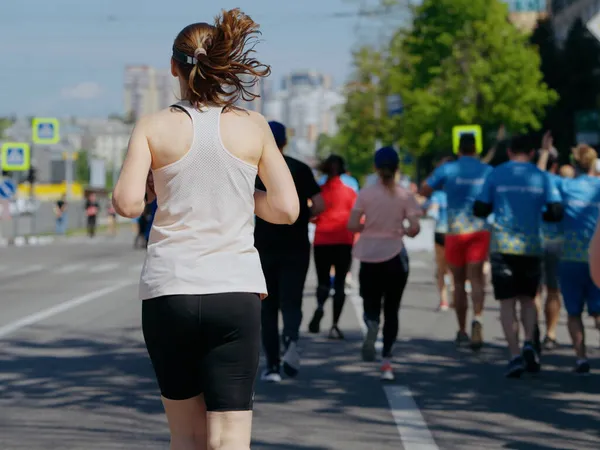 Adult tall woman running marathon in city — Stock Photo, Image