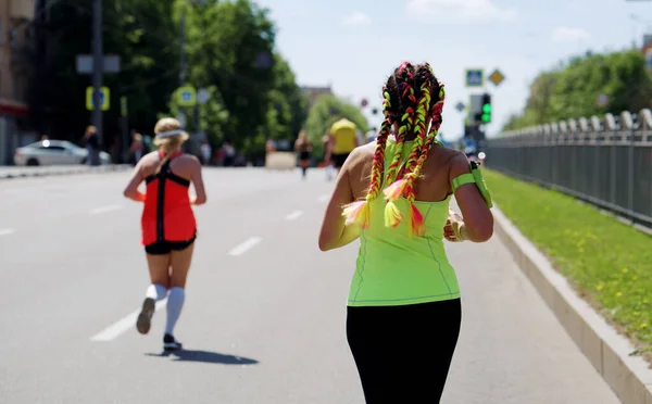 Κομψή γυναίκα τρέχει μαραθώνιο στο δρόμο της πόλης — Φωτογραφία Αρχείου