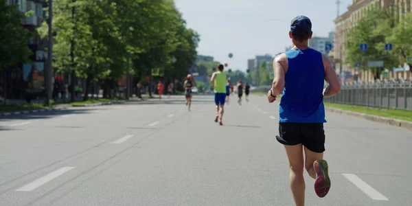 Ван в спортивному одязі бігового марафону в місті — стокове фото