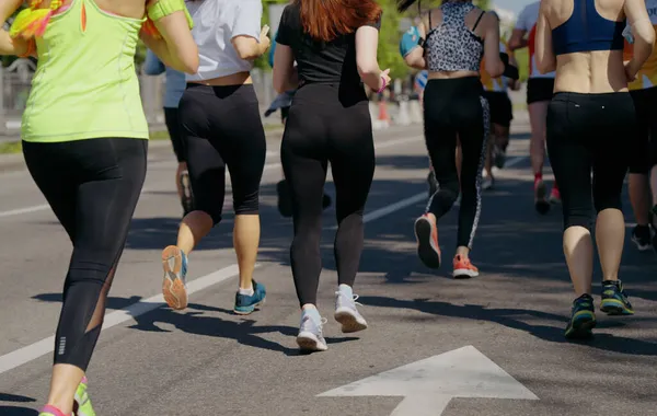 Crowd running marathon on asphalt road in city — Stock Photo, Image