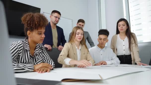 Architecten bespreken masterplan tijdens vergadering in functie — Stockvideo