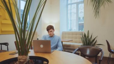 Arkadaşlarla kafede buluşacağız. Genç bir adam dizüstü bilgisayarla masada oturuyor, bir kadın yaklaşıyor, birbirlerine gülümsüyor ve sarılıyorlar. İlişki kavramı