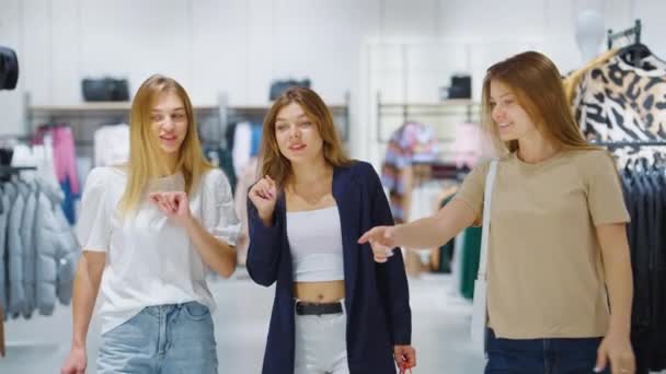 Mujeres elegantes comprando juntas en la tienda de ropa — Vídeos de Stock
