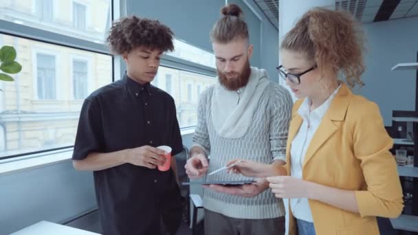 Projectmanagers bespreken werk tijdens koffiepauze — Stockvideo