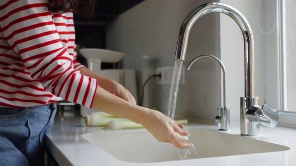 Mãos de mulher lavando aipo na cozinha — Vídeo de Stock