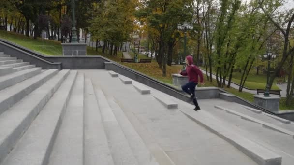 Uomo al rallentatore che corre sulle scale — Video Stock