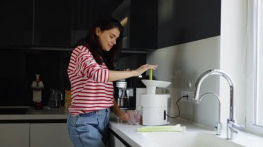 Mutfakta kereviz suyu hazırlayan kadın.