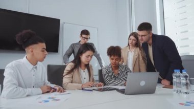 İş toplantısında yeni projeyi tartışan bir grup yönetici