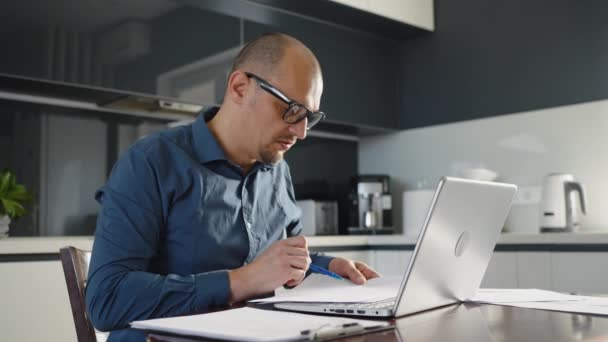 Empresário conversando com webcam no laptop durante videoconferência de casa — Vídeo de Stock