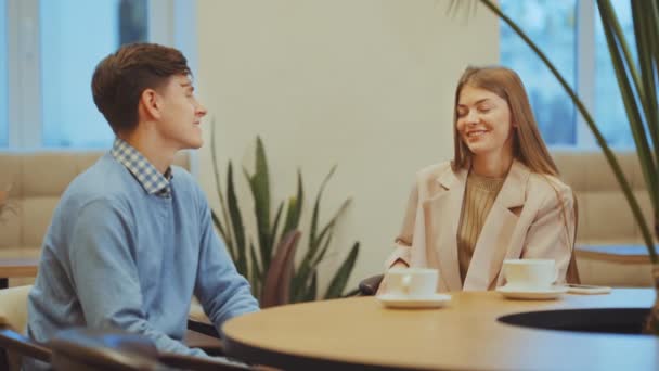 Ungdomar som har romantisk dejt på caféet — Stockvideo