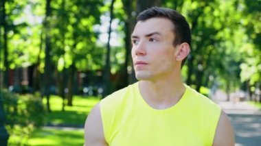 Adam parkta idmandan sonra su içiyor.