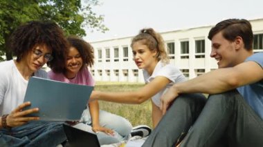 Öğrenciler kampüste rahatlıyor ve eğleniyorlar.