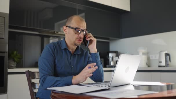 Man doing business from home talking on phone — Stock Video