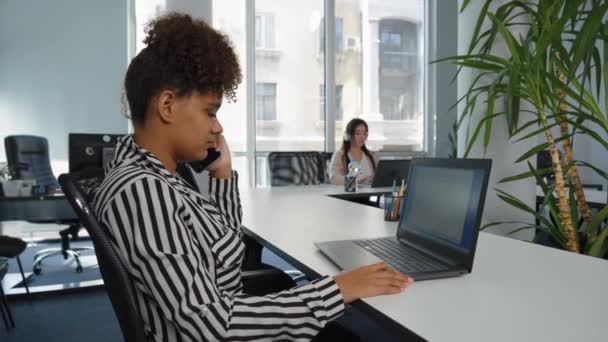 Afroamerikanerin arbeitet im Büro — Stockvideo