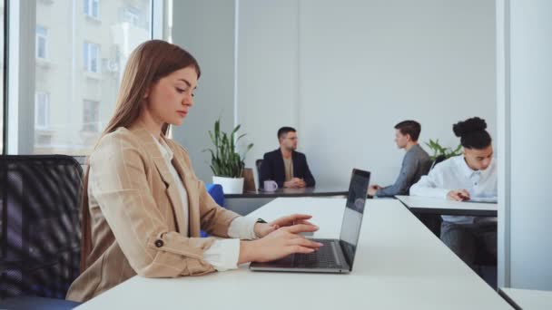 Kobieta pracownik pracujący na laptopie w biurze — Wideo stockowe