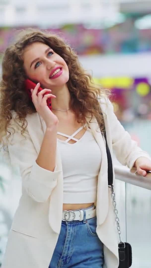 Schermo verticale: Donna allegra che parla al telefono nel centro commerciale — Video Stock