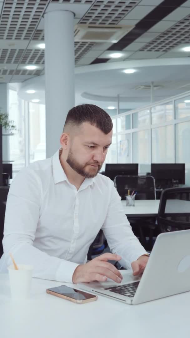 Dikey Ekran: İş adamı çevrimiçi iletişim sırasında ortakla aynı fikirde değil — Stok video