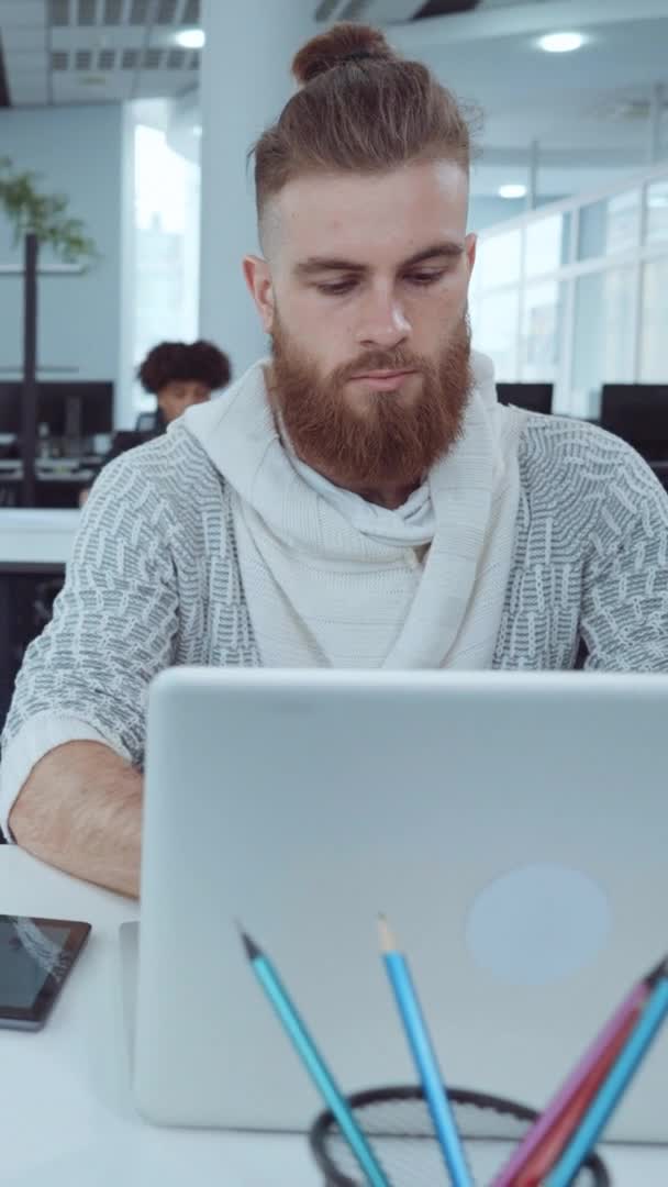 Vertical Screen: IT specialist at work in open space office — Stock Video