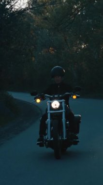 Dikey Ekran: Karanlıkta motosiklet süren adam