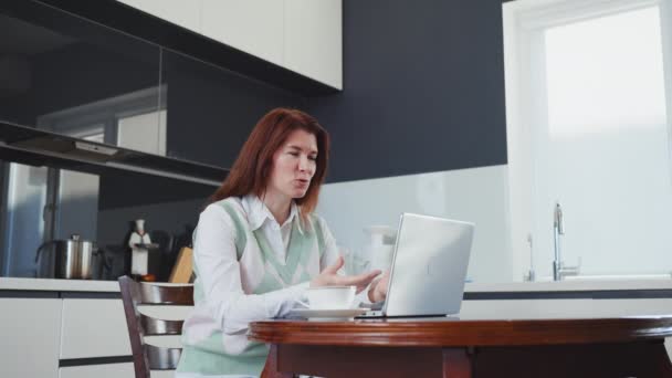 Mulher conversando online e bebendo café em casa — Vídeo de Stock