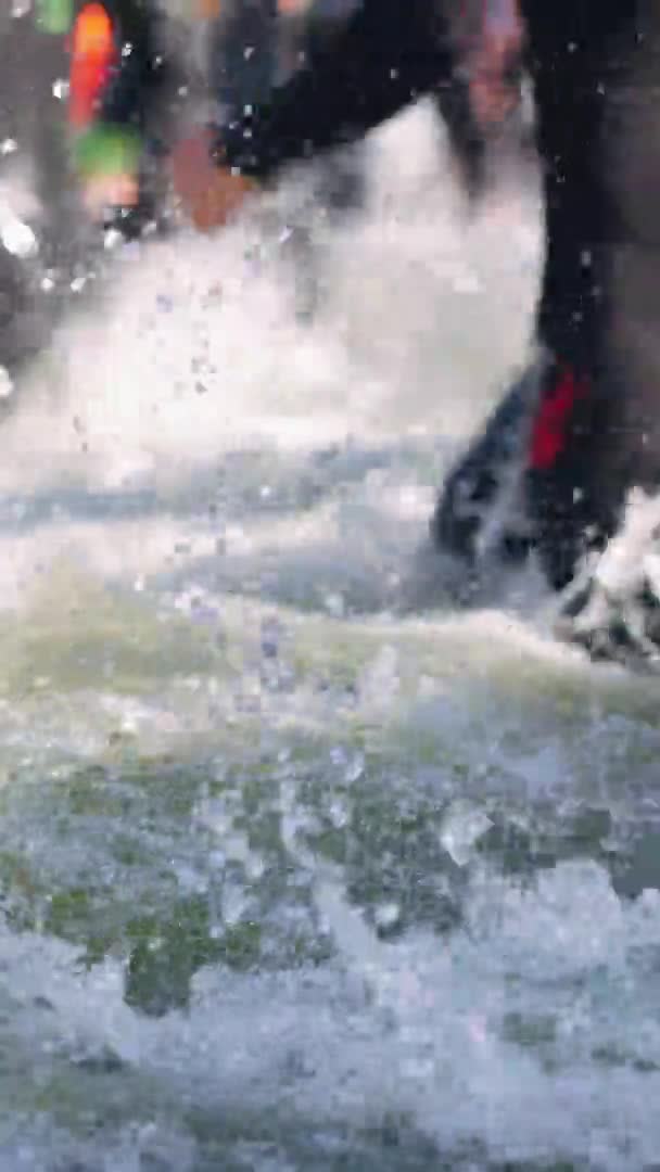 縦型スクリーン:ウェットスーツを着た人々が水に入る — ストック動画