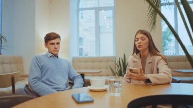 Kafedeki genç çiftten ayrıl.