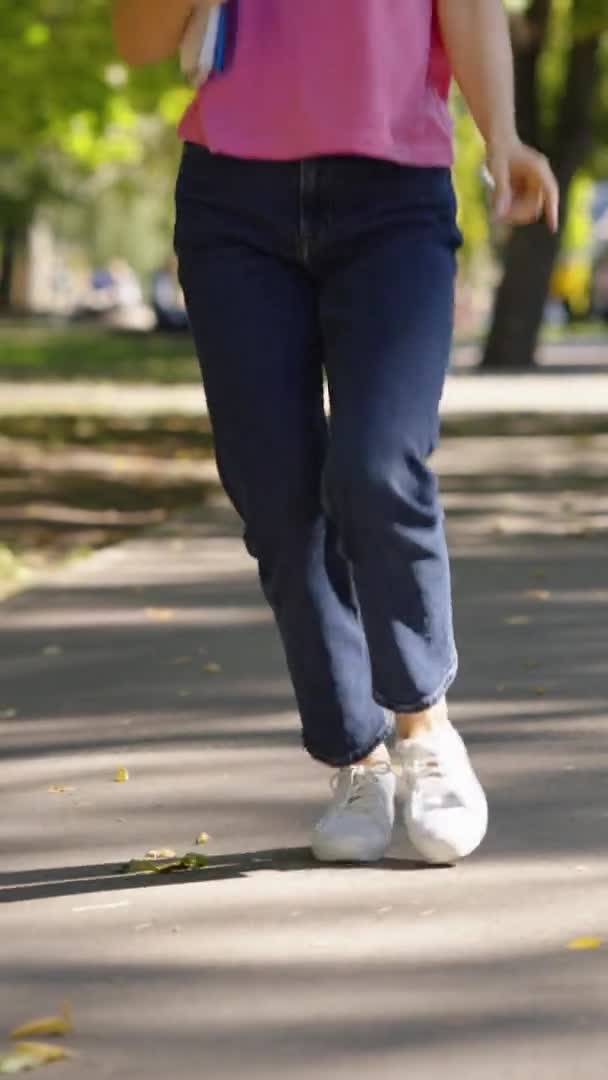 Schermo verticale: Gambe di donna che balla mentre va nel parco — Video Stock