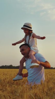 Dikey Ekran: Baba kızıyla sahada oynuyor