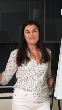 Dikey Ekran: İş eğitimi alan kendinden emin kadın