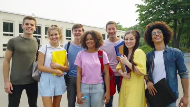 Różnorodni studenci pokazujący kciuki przeciwko koledżowi — Wideo stockowe