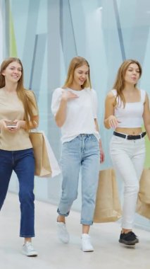 Dikey Ekran: Alışveriş merkezinde gezen mutlu arkadaşlar